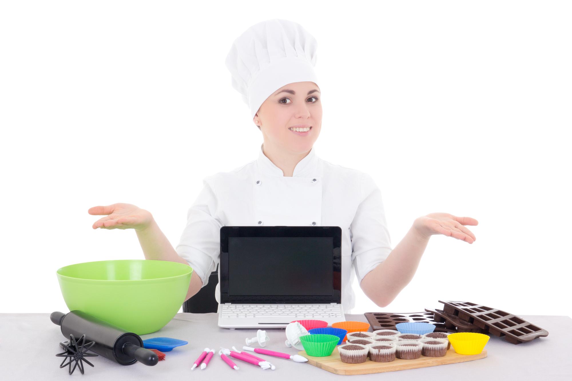 Chef che spiega una tecnica davanti alla telecamera