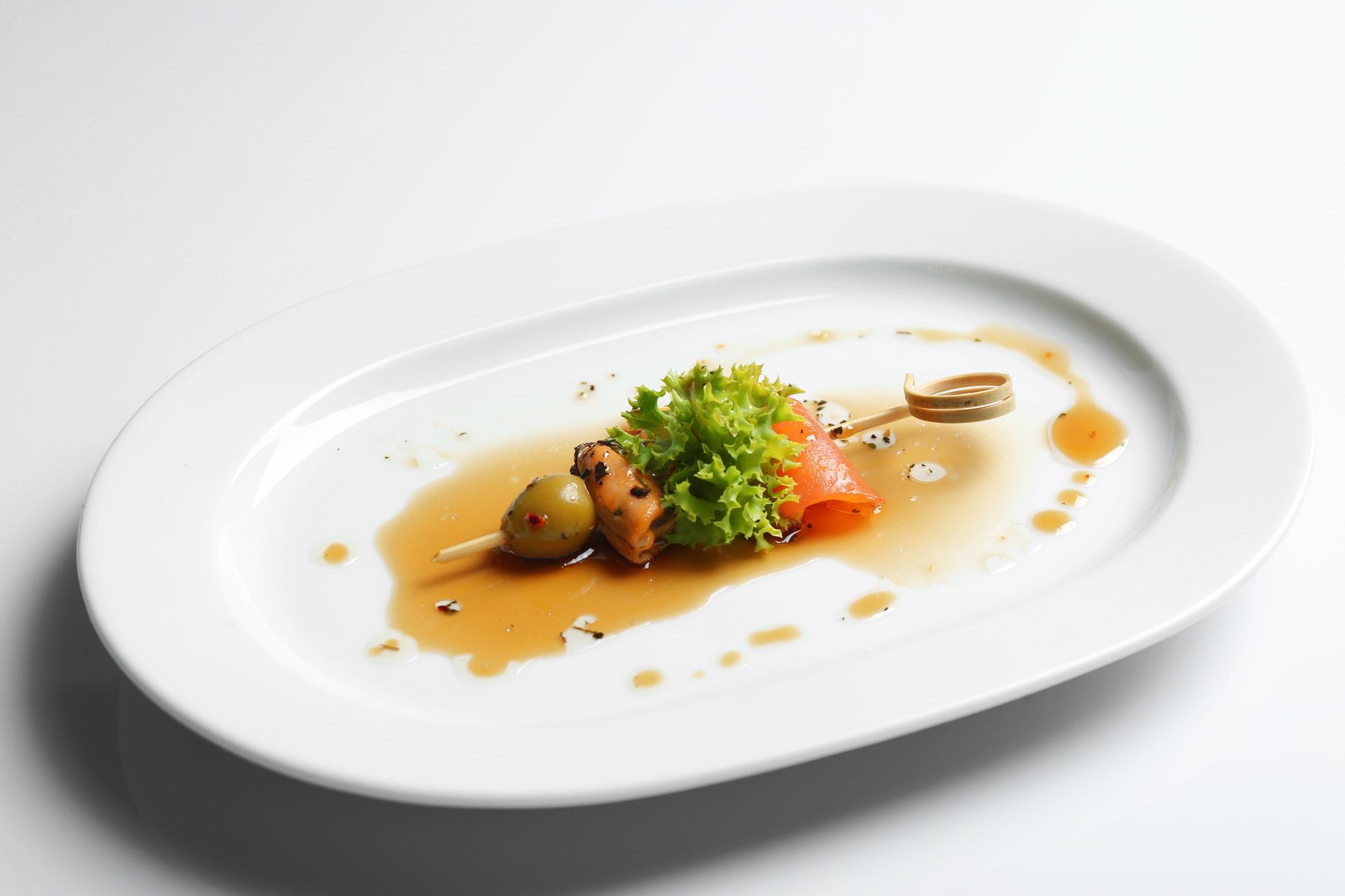 Dettaglio impiattamento con salsa lucida